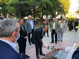 بازدید سفیر جمهوری اسلامی ایران در روسیه از مجسمه عمرخیام در آستراخان 