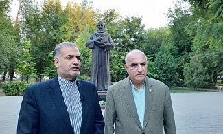بازدید سفیر جمهوری اسلامی ایران در روسیه از مجسمه عمرخیام در آستراخان 