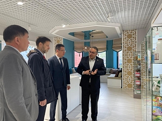 نماینده ویژه رئیس جمهور روسیه میخائیل پتراکوف در طی یک سفر کاری از سرای تجاری ایرانیان بازدید نمودند