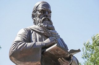 Памятник Омару Хайяму открыли в Астрахани под стихи на персидском языке